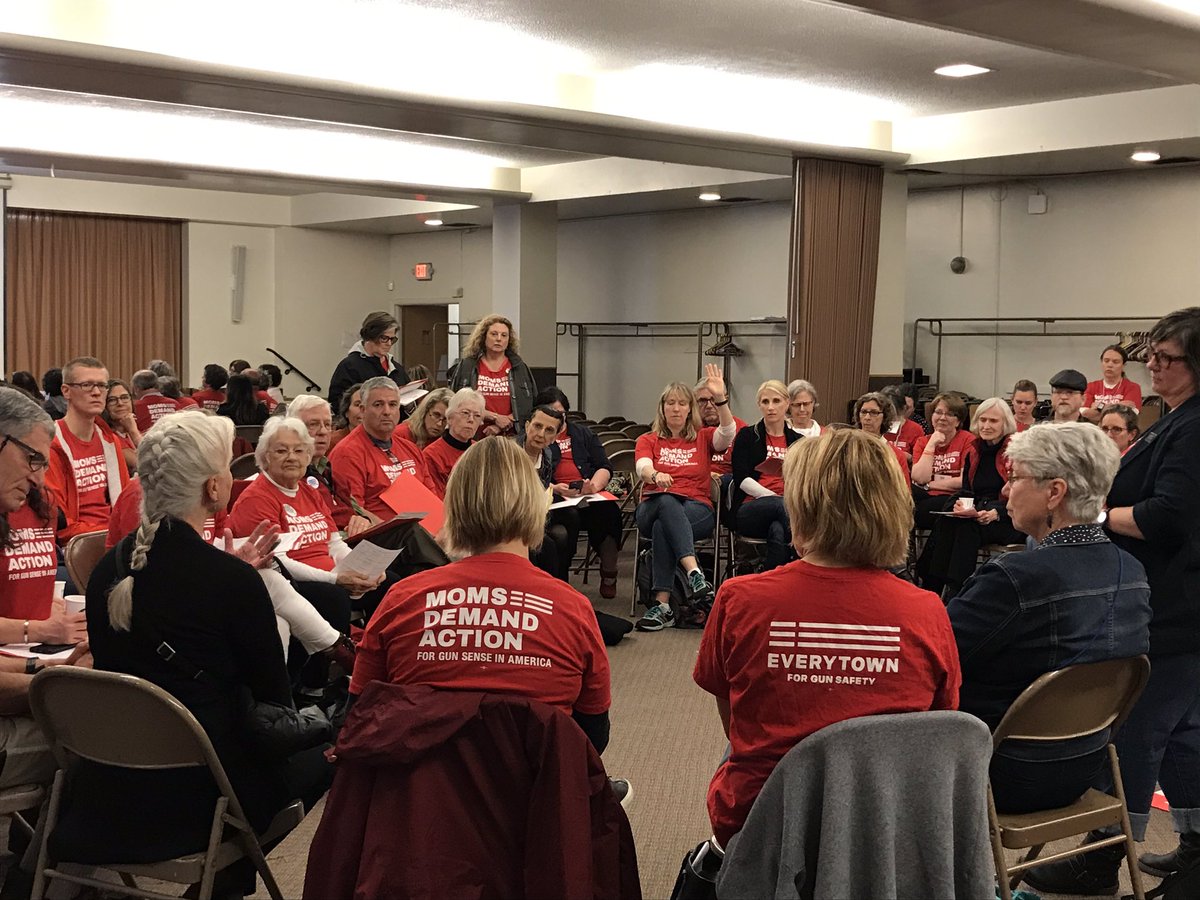 HilaryUhlig1's tweet photo. Listening, learning, training up to speak to our legislators in #Oregon today to support #HB2013 in #orleg today. Domestic violence relinquishment laws save lives. @shannonrwatts @MomsDemand @Everytown #WatchIsWork #ExpectUs https://t.co/5YN2fHazWZ