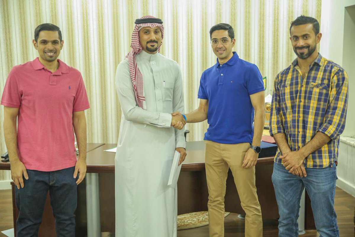 Khaleejclub's tweet photo. 🔰 | #نادي_الخليج يوقع مع الفطيرة الساخنة لتشغيل مقهى ومطعم رياضي لمدة 5 أعوام
📸 | تغطية مصورة :
https://t.co/xa4F1kvJwY https://t.co/BhTUb5E7eS