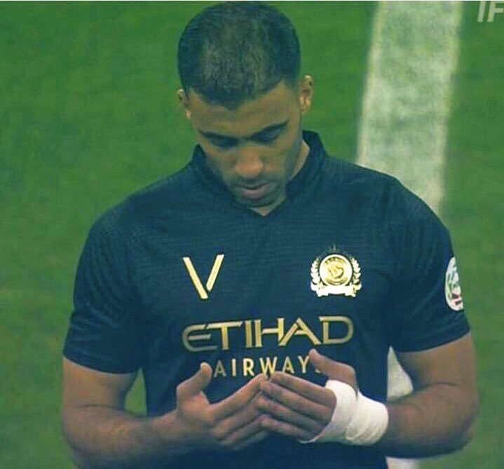 h0540309919's tweet photo. #النصر_الباطن 

ولا مّره رضيت عن وقتي بغياب النصر 
كُل شيء بدوَنه مُر 💛💙

ٰ
 🇺🇦 #عااالمي_جلاد42 https://t.co/onhLLYz3dN