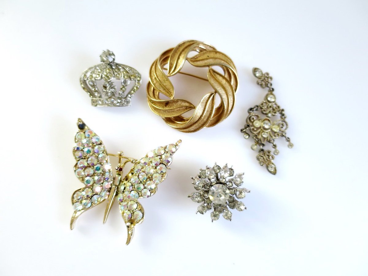 Vintage Rhinestone Jewelry Lot, Vintage Trifari Gold Swirl Leaf Brooch Pin, Rhinestone Bouquet Supply etsy.me/2MTwCti #etsyspecialt #tmtInsta #EtsyTeamUnity #SALE #VintageJewelryLot