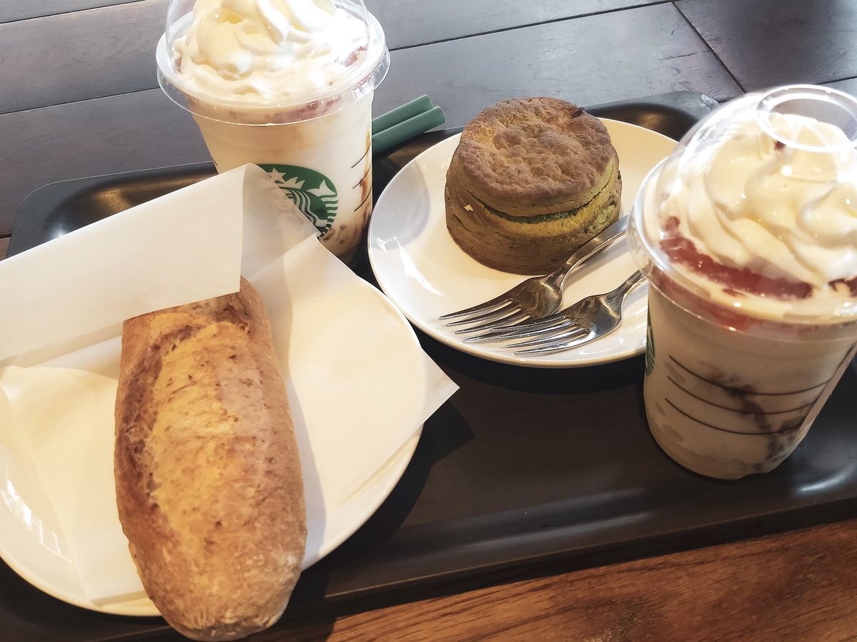 Treated ourselves to some pudding à la mode frappucinos and a matcha biscuit from Starbucks for brunch.