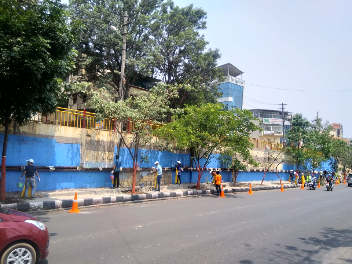 theuglyindian's tweet photo. DODDANEKUNDI ACTION!
100s of volunteers have been #spotfixing silently on the filthy ugly Railway Bridge on ORR, Doddanekundi, Bengaluru. TRANSFORMATIVE! Kudos to Team @DellEMCIndia for taking up the #UnderpassChallenge for a #SwachhaSundaraBengaluru. 
@Randeep_Dev @BBMPCOMM https://t.co/KSWSZhi3U8