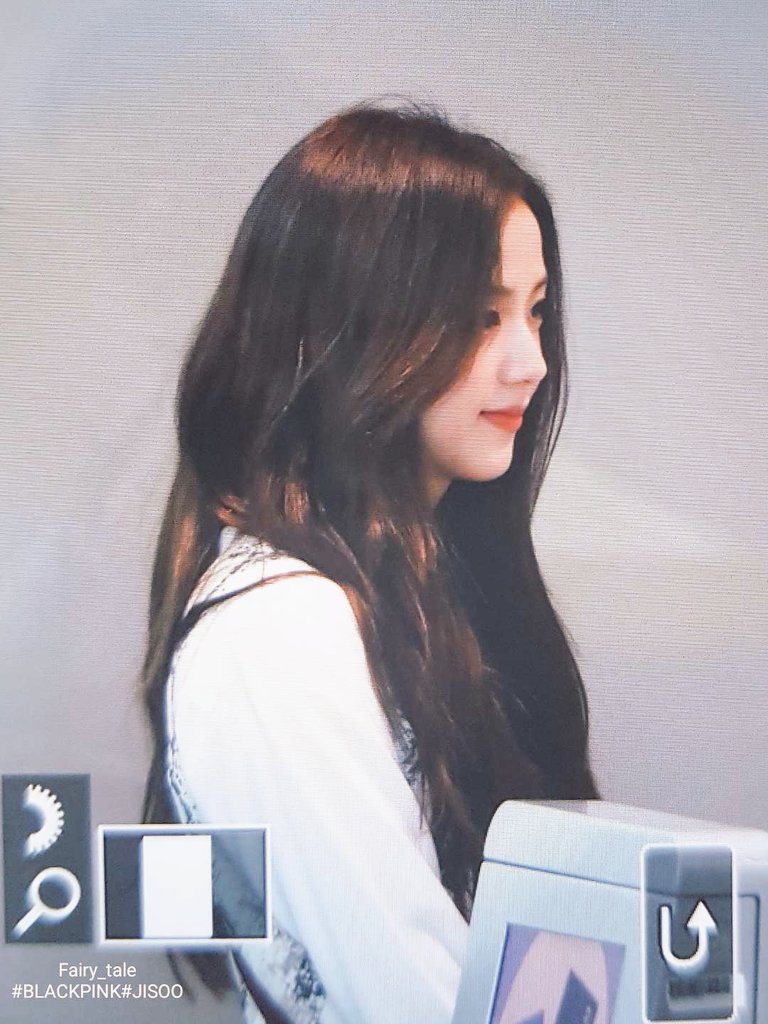 Fairy_tale0103's tweet photo. 190516 ICN 🛫 🙋‍♀️ #블랙핑크 #지수 #BLACKPINK #JISOO https://t.co/pBIEB9DjCW