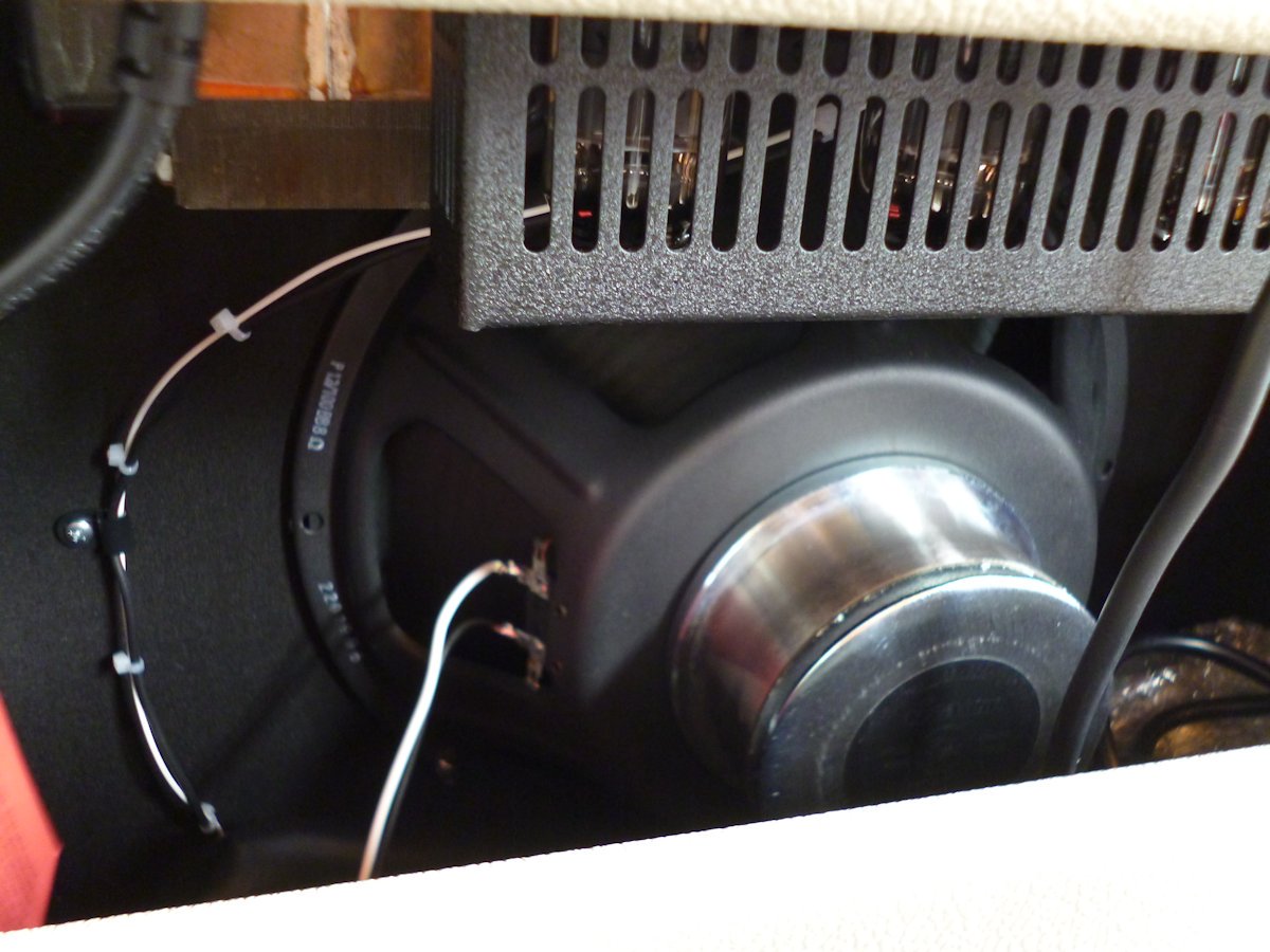 InfoDoctormusic's tweet image. Mesa/Boogieより発売された&quot;Calfornia Tweed&quot;112 Comboが入荷しました★古き良きVintageアメリカン・アンプをモチーフにしたモデルで6V6GT管4本使用。5段階のMULTI WATT機能搭載で40w～2wまで出力切り替え可能。シングルch.ながらピッキングニュアンスの反応が良く、程好くクリップするトーンに悶絶♪