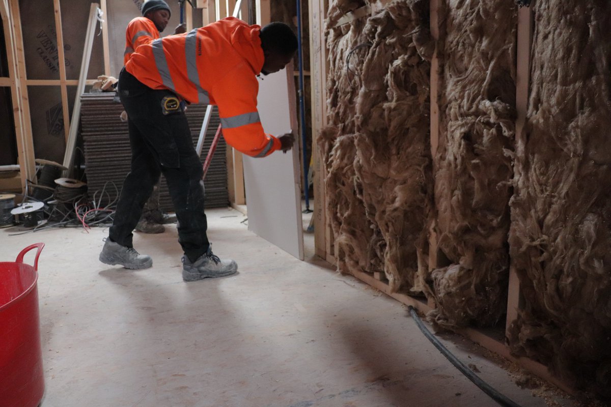 Royton Property Update #8: The property is shaping up well. Plastering for one of the top floor units is nearing completion, while the other two units are being plaster-boarded. Externally the property has been remodeled to look stunning!
#Royton #29kassets #UKproperty