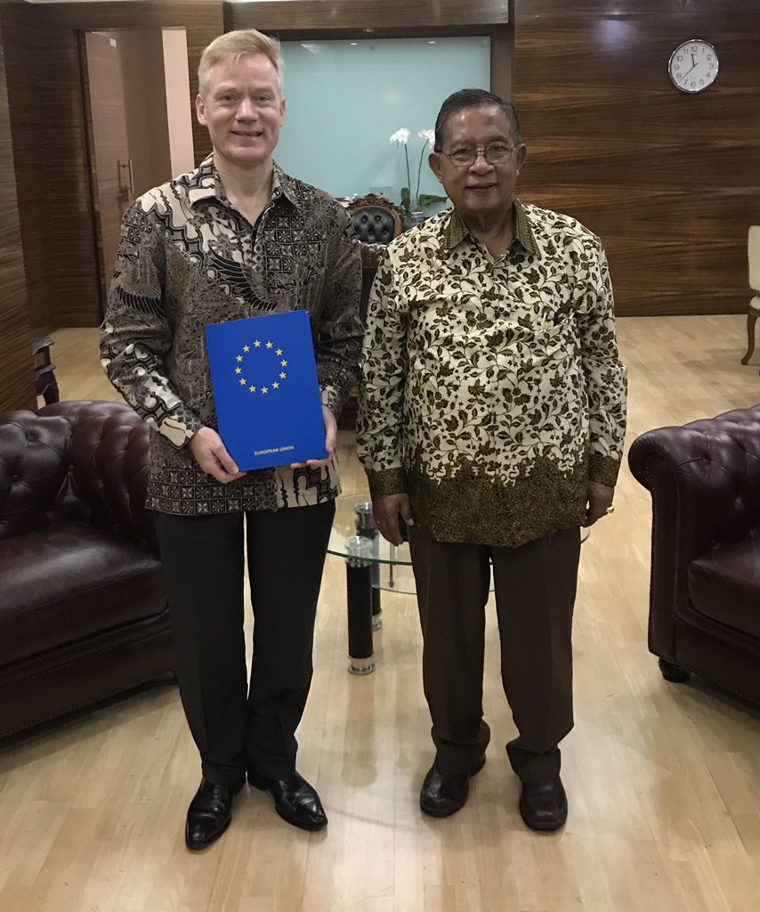 DubesUniEropa's tweet photo. Honoured to say farewell to coordinating Minister Pak @DarminNasution . #EUandRI are major economic partners. 1,1 million ๐ฒ๐จ workers are employed by ๐ช๐บ companies. We can do more. The ๐ช๐บ๐ฒ๐จ #CEPA will be a big boost. We are ready to work together on #PalmOil #sustainability. ๐ฑ๐ https://t.co/ouc0c7y6k9