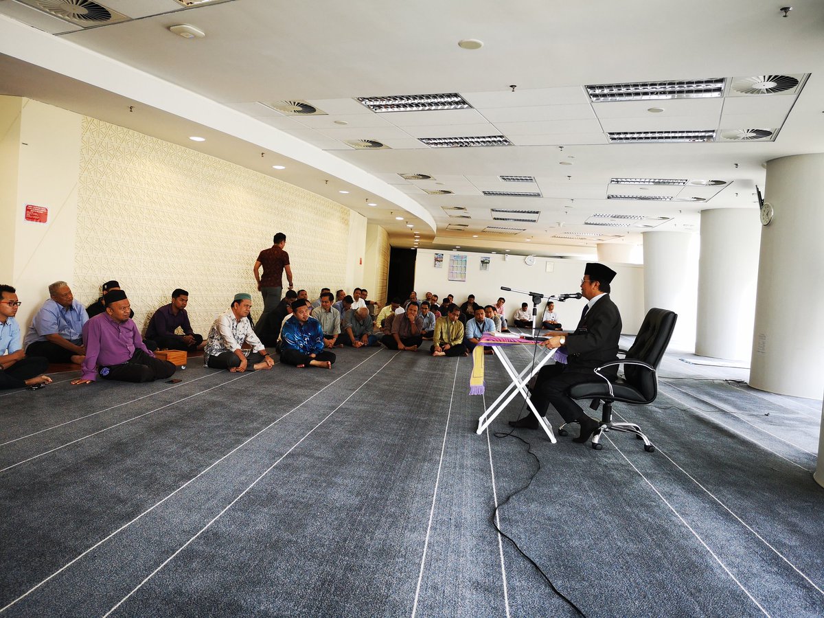 PilusImran's tweet photo. Sesi perkongsian ilmu YB Hj Anuar Tahir @HjAnuarTahir Surau Menara KKR, Blok G. https://t.co/PTfWPjCsY4