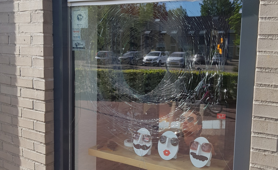 Vandaal of inbreker poogt ruit in te gooien bij Warnsveldse brillenwinkel dlvr.it/R4nwmq
