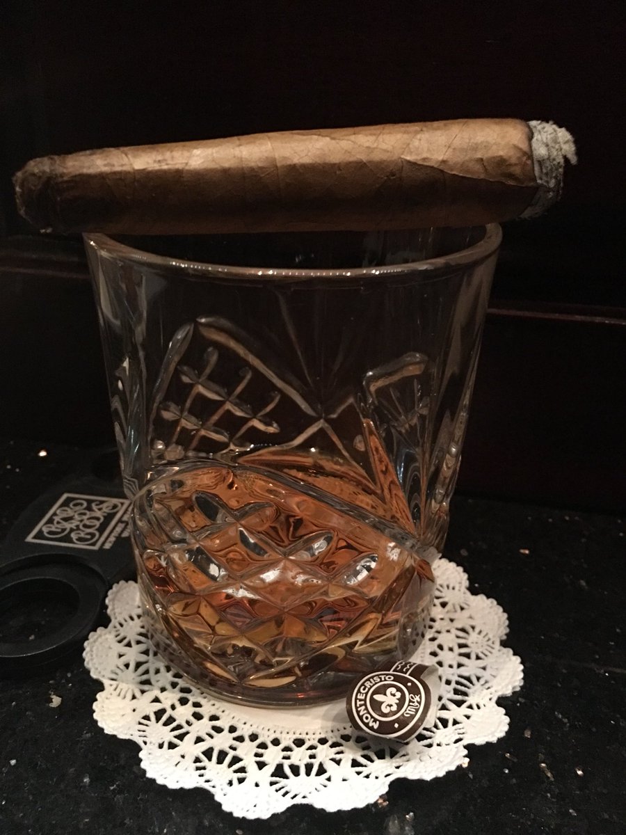 AlexKLogan's tweet photo. A Montecristo cigar and Talisker 25. Life is good. #sippuff https://t.co/DOMNEjQ179