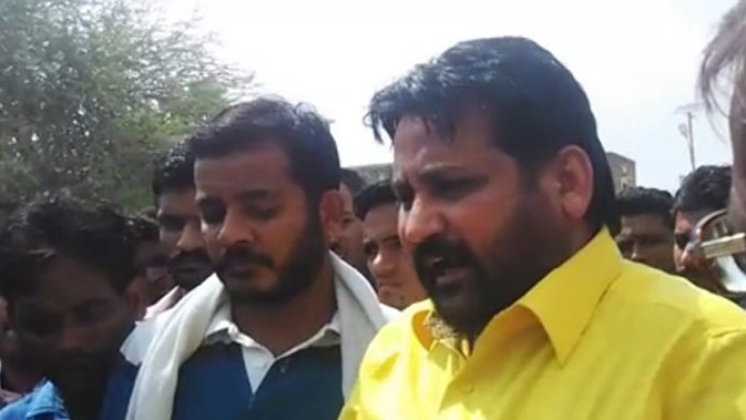 1stIndiaNews's tweet photo. #AlwarGangrapeCase : सुखदेव सिंह गोगामेड़ी पहुंचे थानागाजी
@RahulGandhi को ज्ञापन देने आए गोगामेड़ी, #SPG के रोकने से नाराज हुए गोगामेड़ी
#RahulInAlwar #RahulMeetGangrapeVictim
#RajasthanOnFirstIndia
Watch Live : https://t.co/IymzqXw6Ua https://t.co/G0xJ7gdT4P