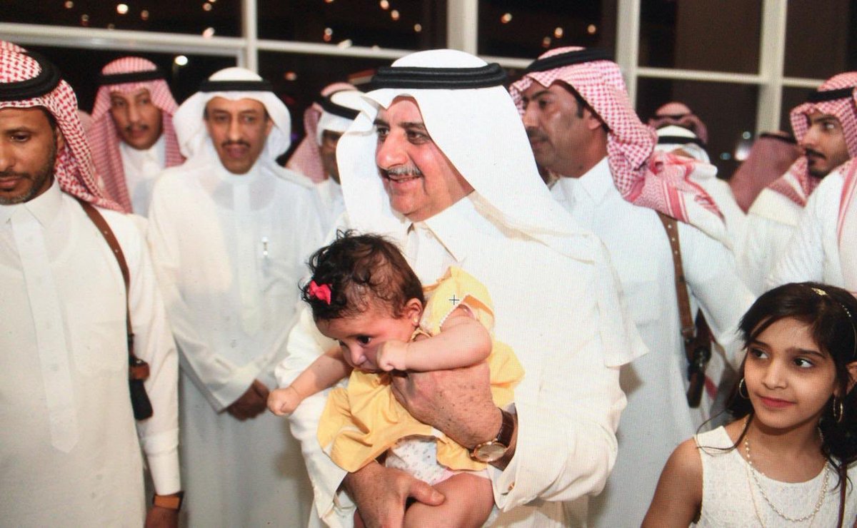 في صوره أبلغ من ألف كلمة تُكتب..تجمع بين العفوية والعمق جسدت أسمى معاني الاحترام والتلاحم بين القيادة والشعب..أميرنا المحبوب الامير/فهد بن سلطان اثناء تجولة في احد المراكز التجارية وتبادل مع الزوار من الأهالي الحديث والتقاط الصور التذاكريه ب #تبوك #نوره_النشاري #عقد_النرجس