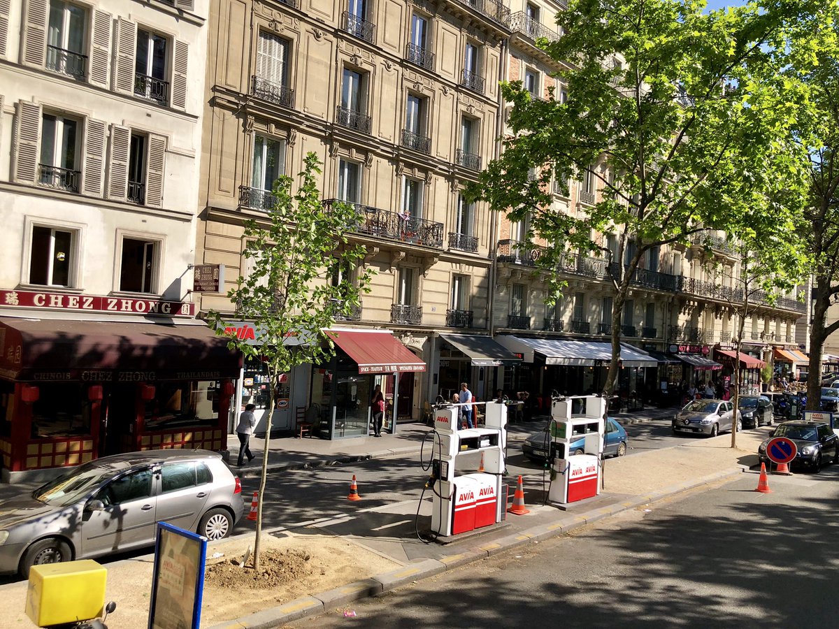 Right-sized garbage trucks & other service vehicles. Right-sized streets (well, many of them anyway...). Even right-sized gas stations! Just more thing you can fit in the space of a couple parking spots in  #Paris. In cities,  #sizematters.