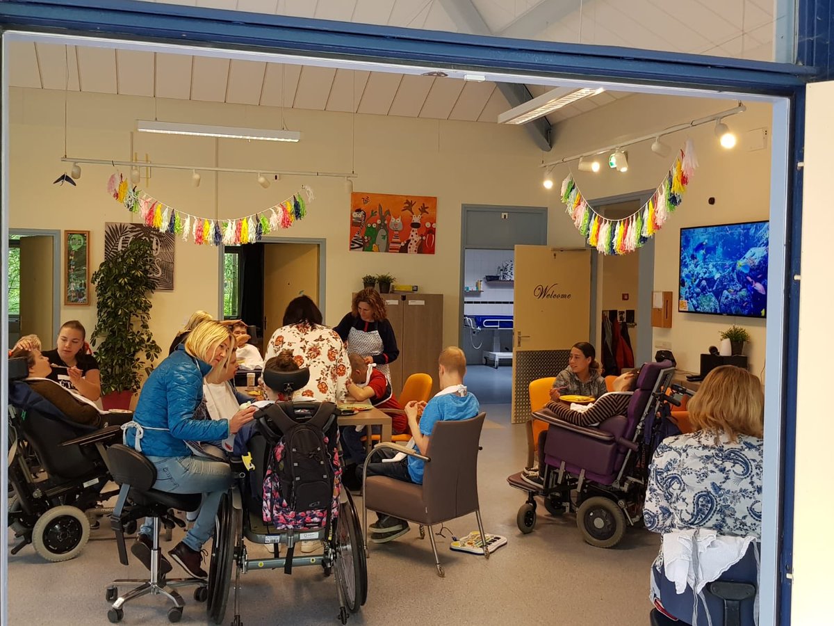 sHeerenLoo's tweet photo. Kantoorpersoneel in actie tijdens ‘s Heeren Loo Doet! Waar ben jij #vandaag te vinden? #shldoet #vrijwilligers #mooiwerk https://t.co/8BjFG55Wsk