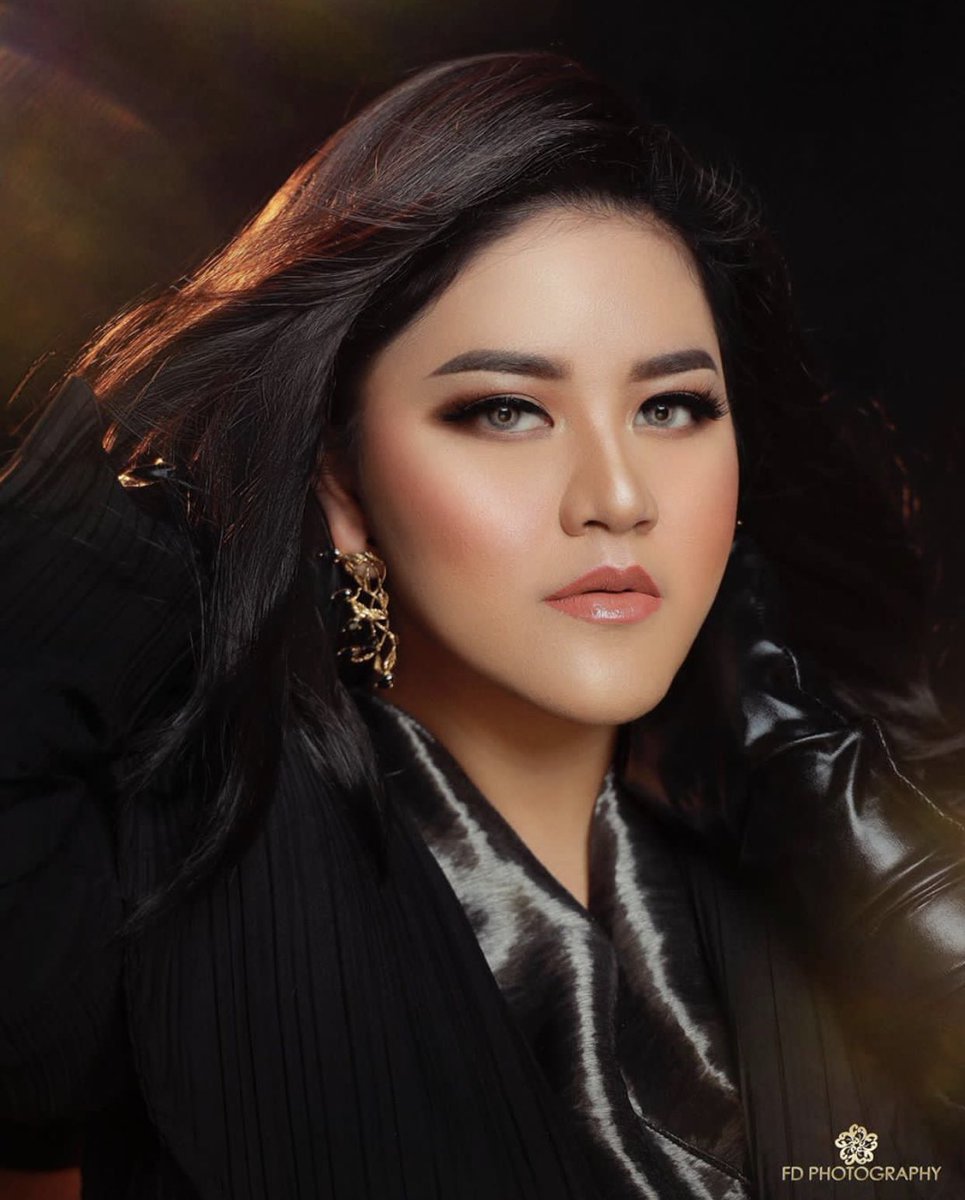 Berkah Ramadhan, dagangan softlens saya di pake sama anak presiden. Terima kasih keluarga pak <a href="/jokowi/">Joko Widodo</a> (<a href="/kaesangp/">“kak” Kaesang</a> ) atas kerendahan hatinya mau menggunakan softlens buatan lokal ini.

Dan makasih banyak buat kak bennu, tanpa magic hand-nya ga akan sampe softlens ini ke orang hebat