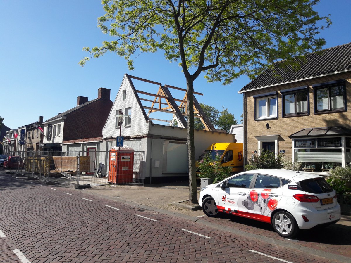 Opnieuw zijn we aan de slag in de dorpsstraat te #Halsteren. Dit nieuwe winkelpand voor Ben van der Heiden Zien, Zorg &amp; Horen wordt grondig verbouwd. Een mooie klus en wij weten al dat dit de dorpsstraat een extra tintje gaat geven ;-)