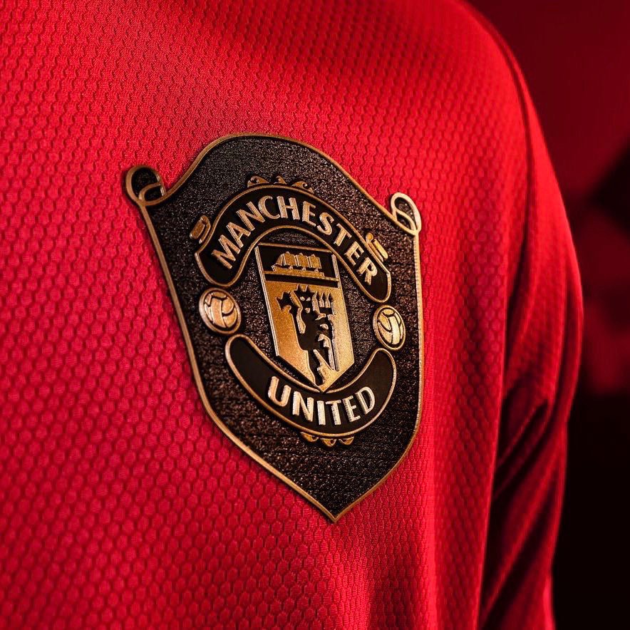 ManUtd resmi merilis Jersey Home buat musim depan

Crest ManUtd yang dikelilingi badge hitam terinspirasi dari jersey tahun 1999 saat meraih gelar Champions League. Di kedua lengan juga tertulis waktu saat ManUtd mencetak 2 gol injury time

Pendapat kalian soal kostum anyar ??