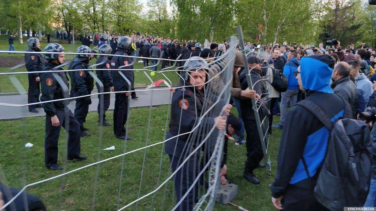 Протесты в екатеринбурге против строительства храма. Храм митинг. Протесты в сквере в екатеринбурге. Протесты в сквере екатеринбурга 2019. Митинг против храма в екатеринбурге.