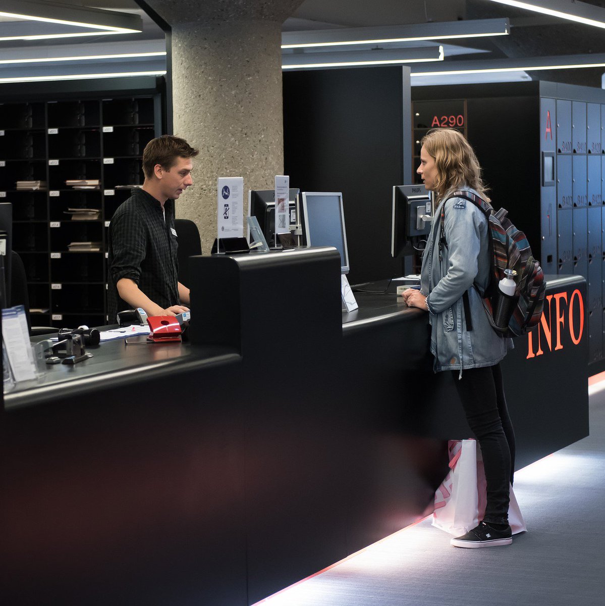 ubleiden's tweet photo. Heb je vragen over het gebruik van de bibliotheken @Unileiden, kan je iets niet vinden, of heb je een andere vraag? We zijn ook via Whatsapp bereikbaar. Ons nummer is +316 23108801. Tijdens kantooruren beantwoorden we vragen binnen een half uur. https://t.co/A9j83fScLk