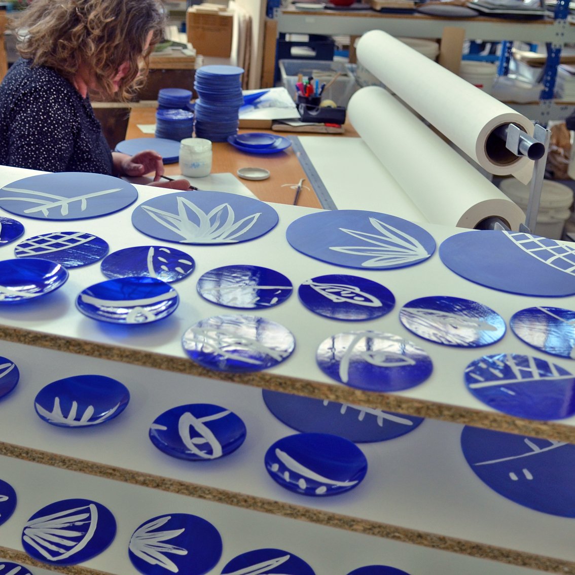 Luesmavega's tweet image. Esmaltando mas piezas para el nuevo emplazamiento de la Barra de Carles Abellán,
Blue power!
@labarradecarlesabellan
#labarradecarlesabellan
#customplate #customtableware #michelistar