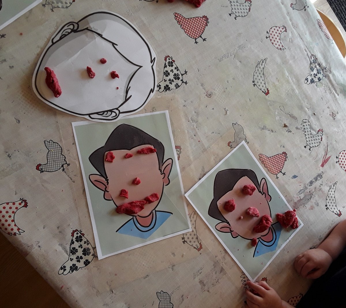 AshbridgeMaxy's tweet photo. Exploring faces! How many eyes do we have? How many noses? #OwlsAtMaxy love designing their own faces "I got big eyes" "That's you, you have two eyes" "Oh no, he lost an eye" #NDNAtalk #EYTalking #EYFS #PSED #similaritiesanddifferences "I got bigger mouth than you but two eyes!!" https://t.co/oelyxnpZJO