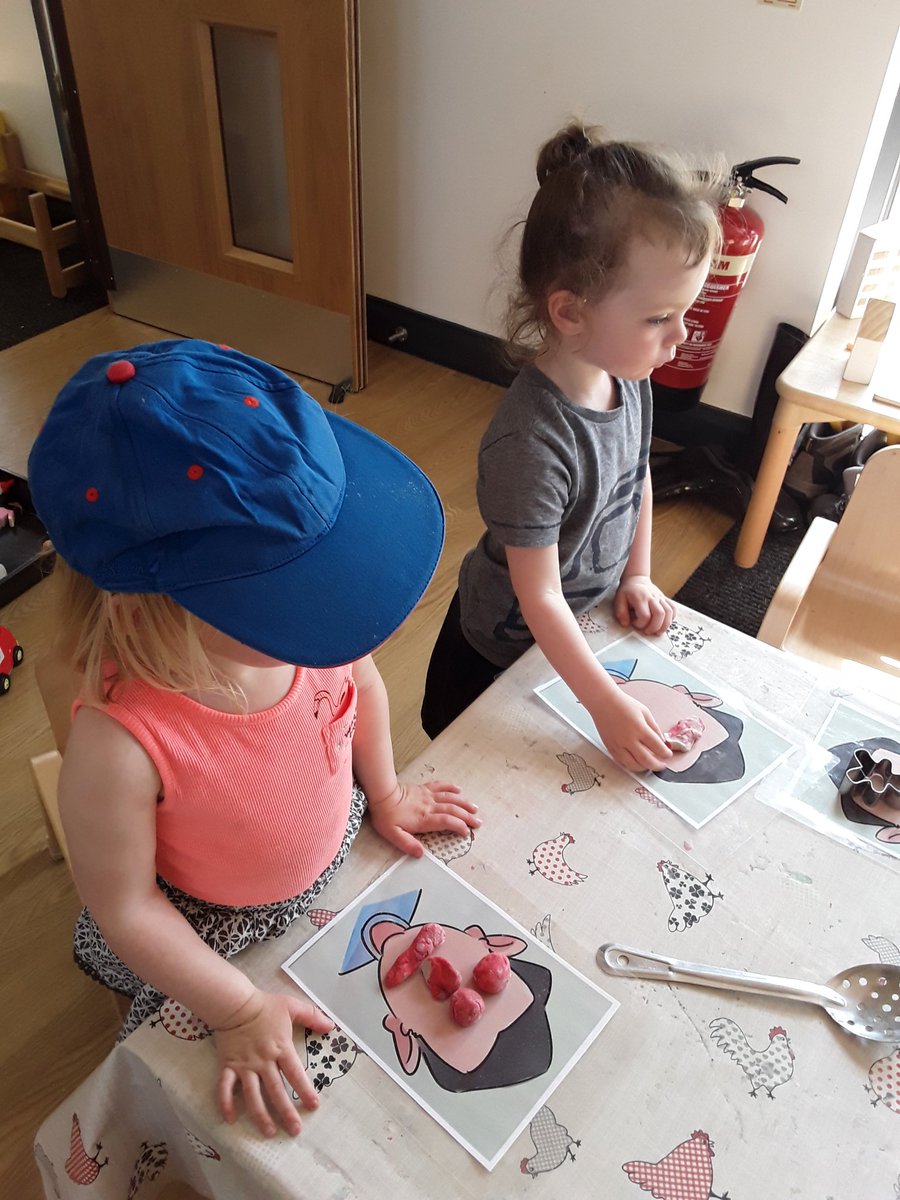 AshbridgeMaxy's tweet photo. Exploring faces! How many eyes do we have? How many noses? #OwlsAtMaxy love designing their own faces "I got big eyes" "That's you, you have two eyes" "Oh no, he lost an eye" #NDNAtalk #EYTalking #EYFS #PSED #similaritiesanddifferences "I got bigger mouth than you but two eyes!!" https://t.co/oelyxnpZJO