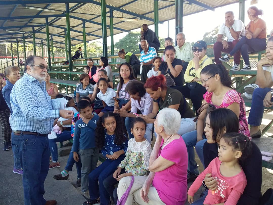 Vecinos de #LaTrinidad se inscribieron para el curso de Formación de #PromotoresDeSalud y recibieron una charla sobre ello durante la la Jornada de Salud que realizamos en el Ambulatorio de La Trinidad.

Tú formación en materia de salud ayuda a mejorar tu #CalidadDeVida