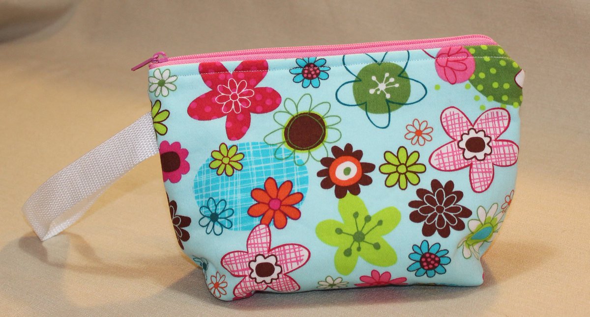 quilts_more's tweet photo. Fabric Bag, Flower Zipper Pouch, Small Project Tote, Floral Vacation Padded Carryall, Project Sack, Cosmetic Bag, Aqua Blue Pink Green White https://t.co/5lJFFzDv5E #ImagineQuiltsAndMore #Etsy #PaddedBag https://t.co/RidvAeozIh