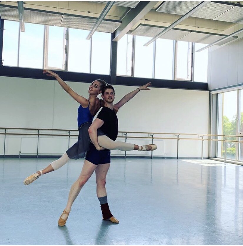 #ThursdayThoughts ~ Strike a pose in rehearsals for the new upcoming production of THE SNOW QUEEN <a href="/HampsonChris/">Chris Hampson</a> <a href="/scottishballet/">Scottish Ballet</a> #Rehearsal #WorldPremiere #Ballet #Music #PasDeDeux #EnPointe #SnowQueen 💙