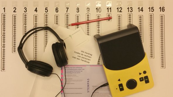 Noordenveld's tweet photo. Mensen met een visuele beperking kunnen tijdens de verkiezingen voor het Europees Parlement op 23 mei 2019 zelfstandig stemmen in het gemeentehuis in Roden. Het zelfstandig stemmen gaat met behulp van een mal en gesproken kieslijsten. https://t.co/2M2EL0FhJw https://t.co/Lj6AiVRwIo
