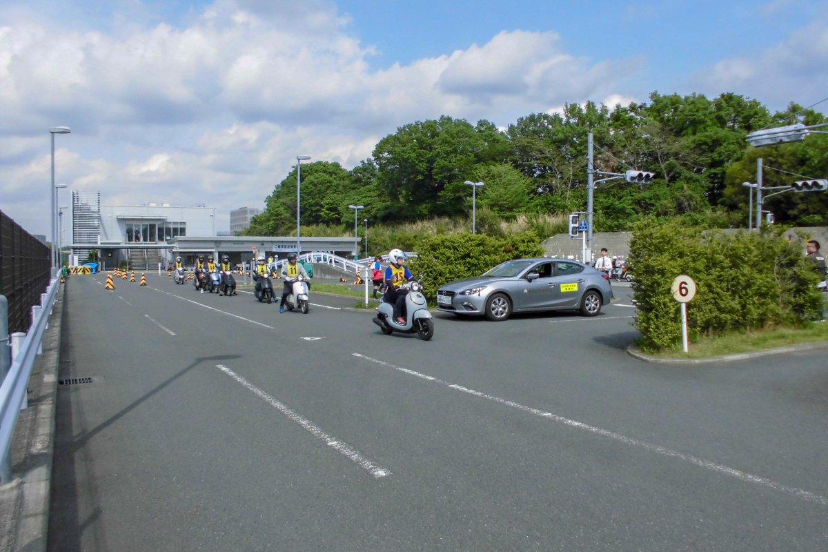 警視庁広報課 على تويتر 多摩中央警察署 5月13日 月 東急自動車学校 多摩市 稲城市と連携し 管内の事業所や大学生のライダーなどを対象に 二輪車 実技講習会 を実施しました 危険回避技能や危険予測運転の習得の他 胸部プロテクターの有効性などを学んで