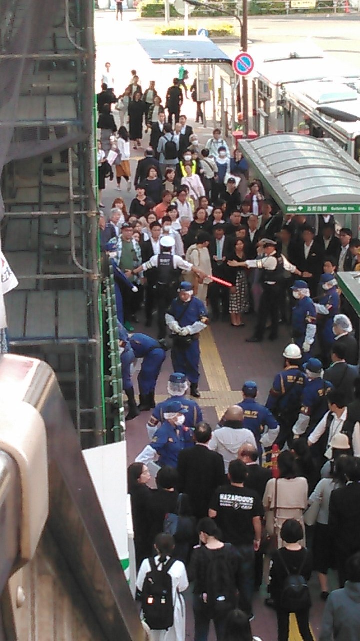 五反田駅前で落下した鉄の棒が女性に直撃した事故現場の画像