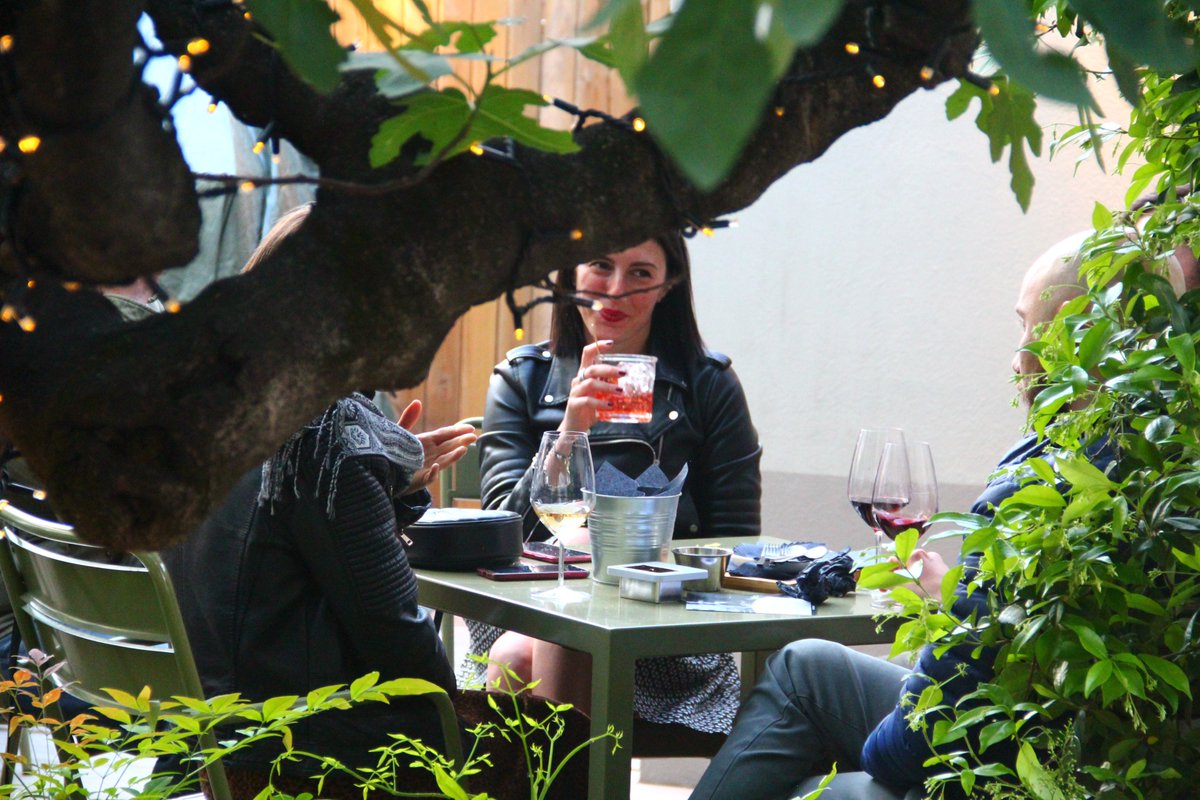 AltaviaItalia's tweet image. #AltaviaOpen
Musica dal vivo, buon vino e tanti amici! Una bellissima apertura per i nostri aperitivi musicali, grazie a Claudio Sanfilippo e a tutti i presenti. Vi aspettiamo il 21 maggio per il nostro prossimo #Ahperò, con lo #swing di Veronica Sbergia &amp;amp; Max De Bernardi!