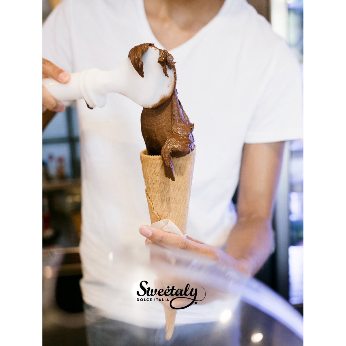 Sweetaly_BCN's tweet photo. ¡Por fin hemos vuelto 🥳🎊!
Os hemos extrañado mucho, queremos abrazaros 🤗 de nuevo pronto en #SweetalyBarcelona 🧁☕️🍨.
•
Finally back 😍!
We missed you so much, we can’t  wait to hug you again 😊 in #Sweetaly 🎂🍦🥗.
•
#SweetalyDolceItalia 💕🇮🇹 #GelatoItaliano 🍨#SweetalyBCN https://t.co/cSHVCjloRp