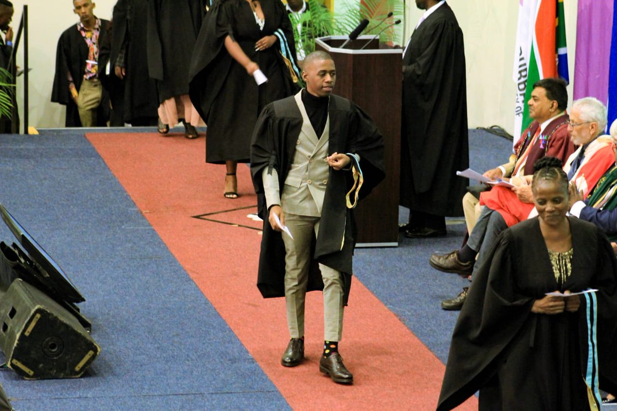 Andile_Mzimela's tweet image. A week ago🎓🙏😭 #DUTGrad19