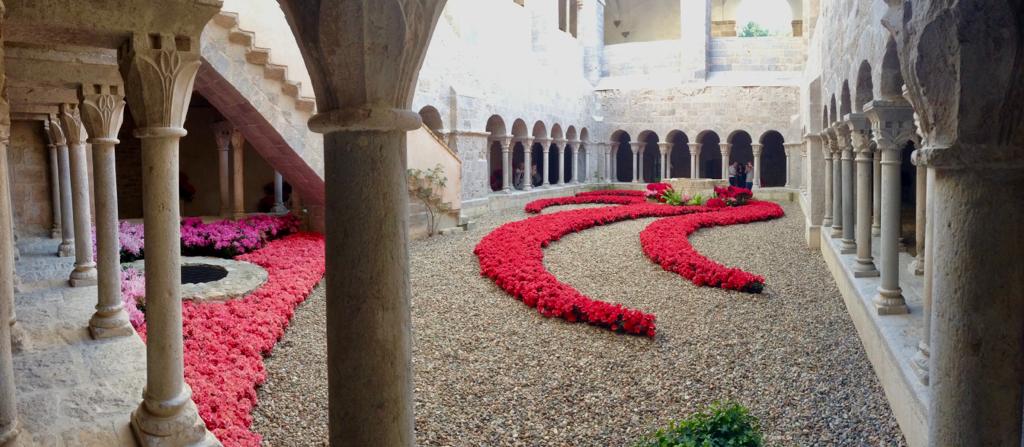 RosannaRoyoiPla's tweet photo. @terra_pau @d_rusc @PositivaPersona @asierbijoux @KRLS @Ademara82 És Girona!😊 El claustre de @SantDaniel_Gi fundat per la comtessa Ermessenda. En motiu 60è aniversari #Tempsdeflors al 2015 coincidint amb el Mil·lenari el #floralien de Gant va instal·lar mil🌺 azalees i 60 globus teixits amb gramínies, roses, gerberes i azalees blanques. https://t.co/VDL7o7zDWA