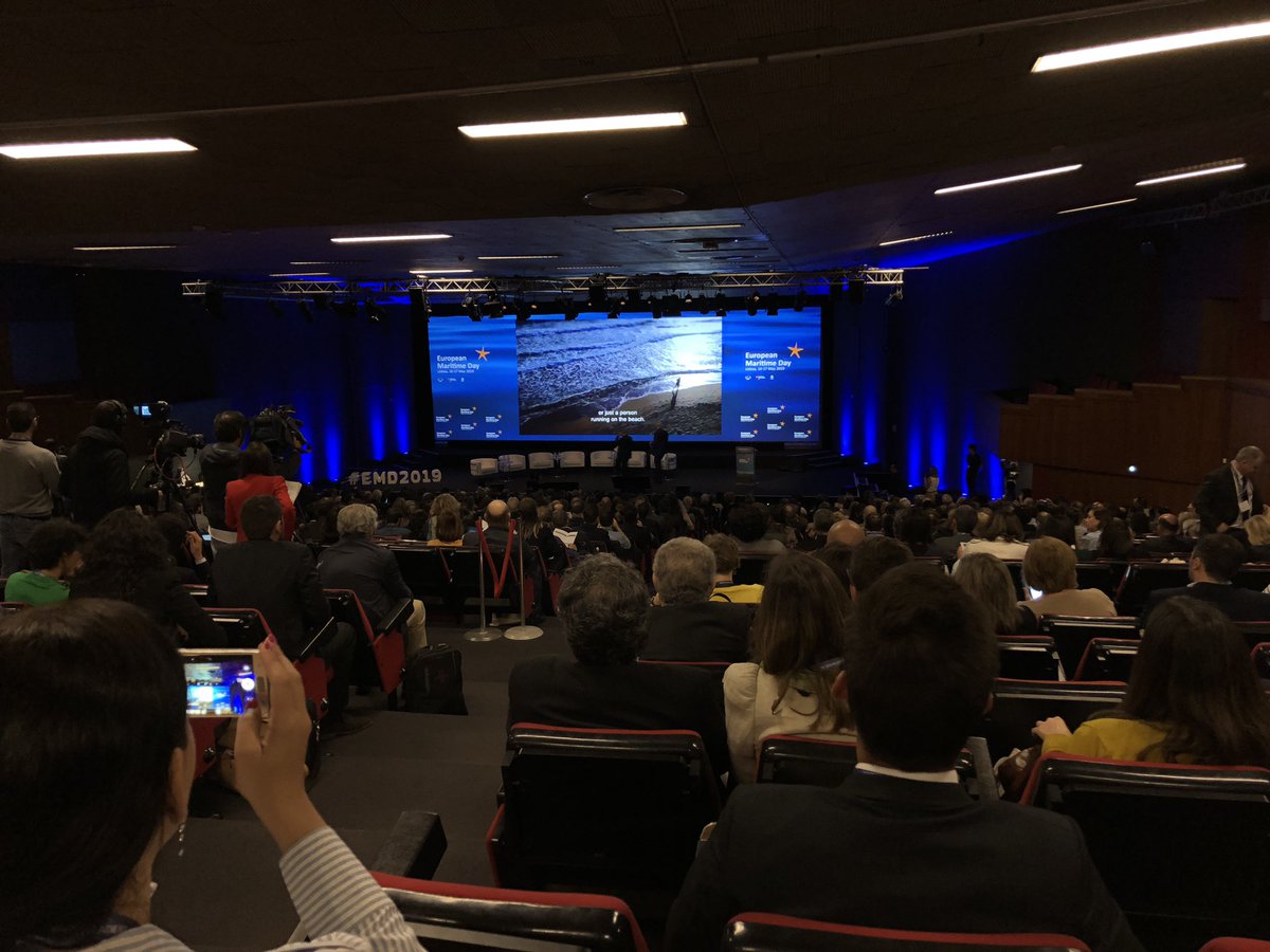 L’#EstratègiaMarítimadeCatalunya és present avui a la conferència internacional del Dia Marítim Europeu 2019 a Lisboa. Més de 1000 assistents i grans contactes a fer! #EMD2019 @agriculturacat @govern   @EU_MARE