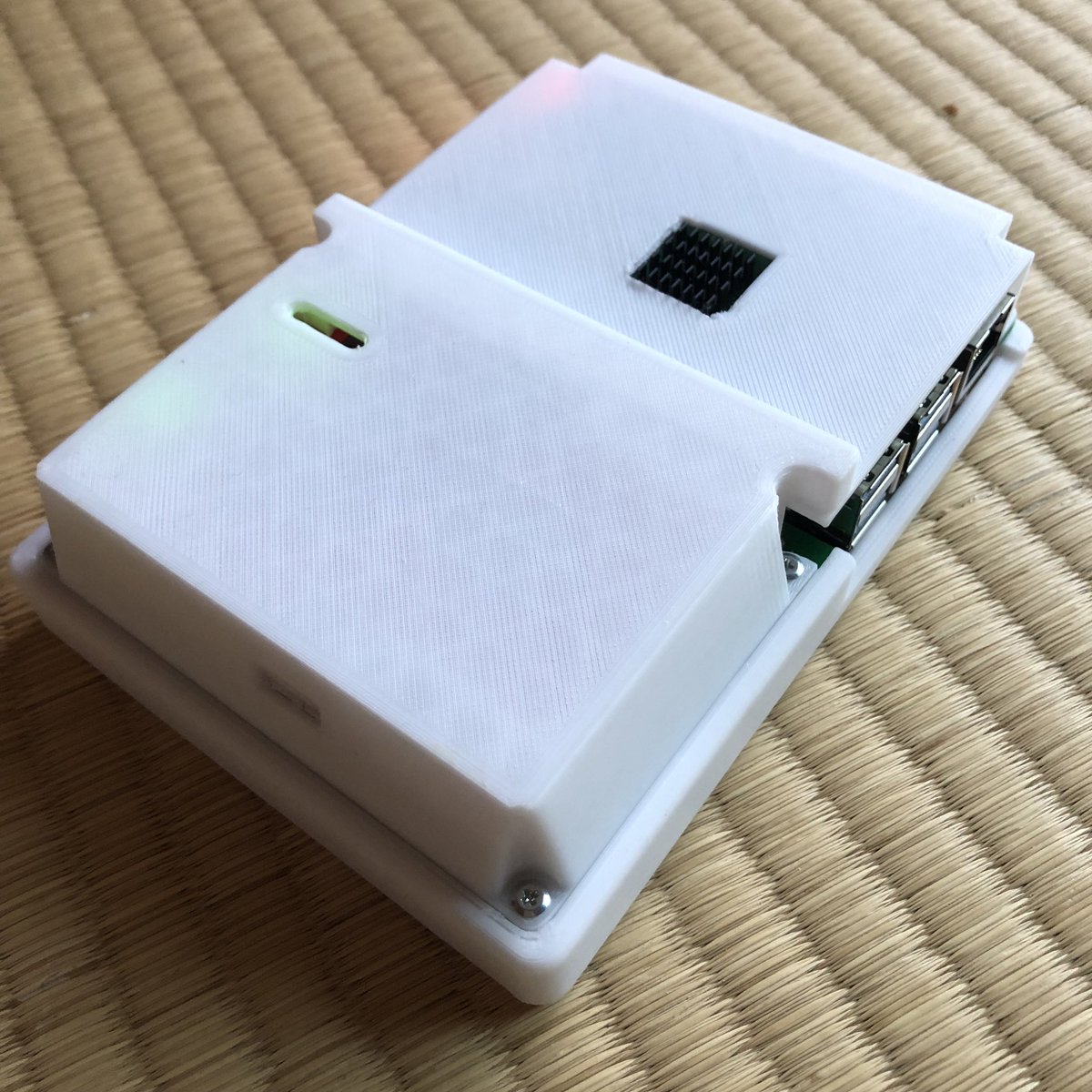 dodosuke0920's tweet image. やっぱりケーブルが気になってやってしまった。バッテリー内蔵化。ラズパイ用UPSが二千円だったのでつい。これでだいぶスッキリしだぞい。 #hyperkeyboard #RaspberryPi #hyperpixel