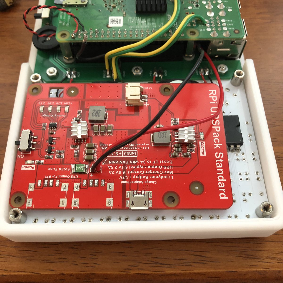 dodosuke0920's tweet image. やっぱりケーブルが気になってやってしまった。バッテリー内蔵化。ラズパイ用UPSが二千円だったのでつい。これでだいぶスッキリしだぞい。 #hyperkeyboard #RaspberryPi #hyperpixel