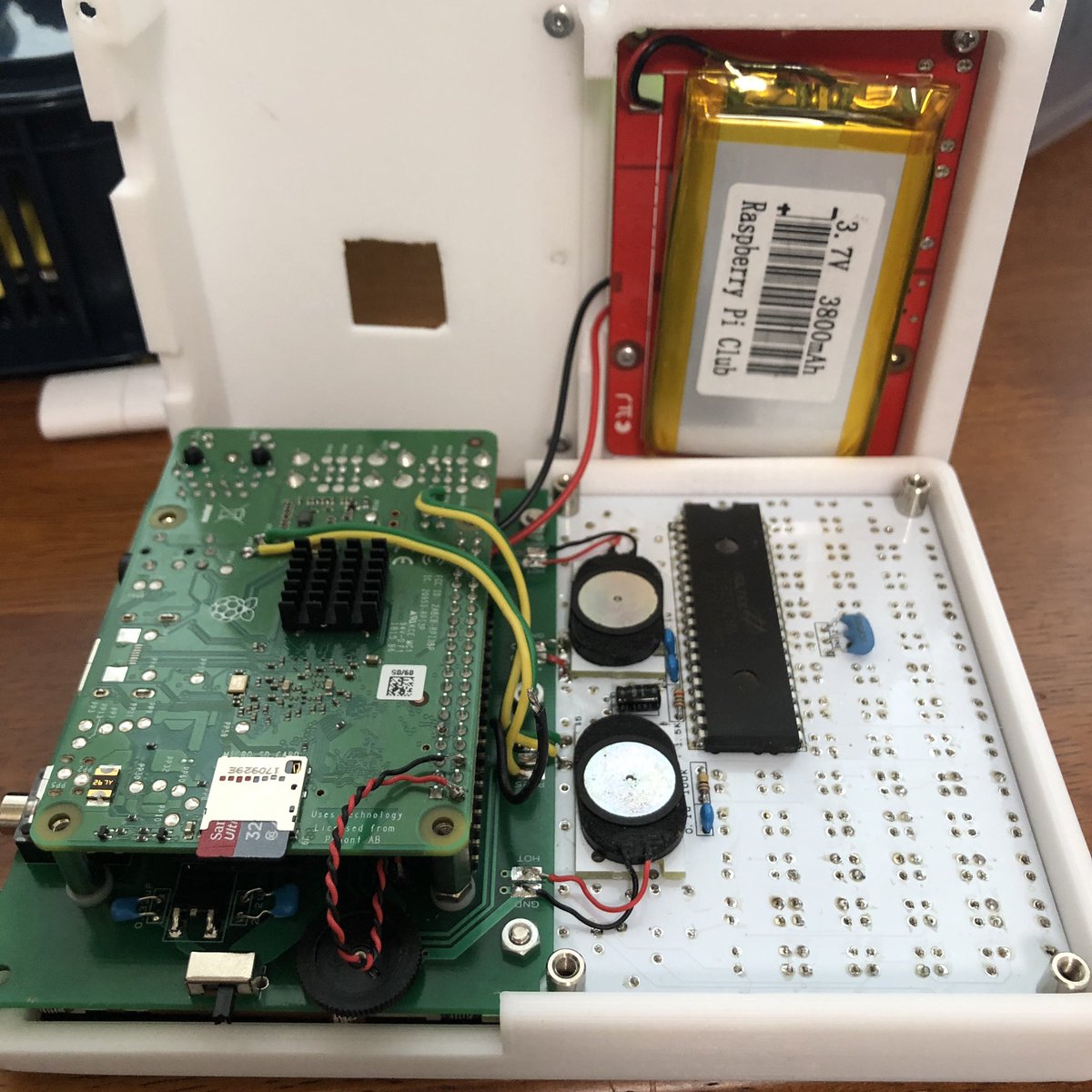 dodosuke0920's tweet image. やっぱりケーブルが気になってやってしまった。バッテリー内蔵化。ラズパイ用UPSが二千円だったのでつい。これでだいぶスッキリしだぞい。 #hyperkeyboard #RaspberryPi #hyperpixel