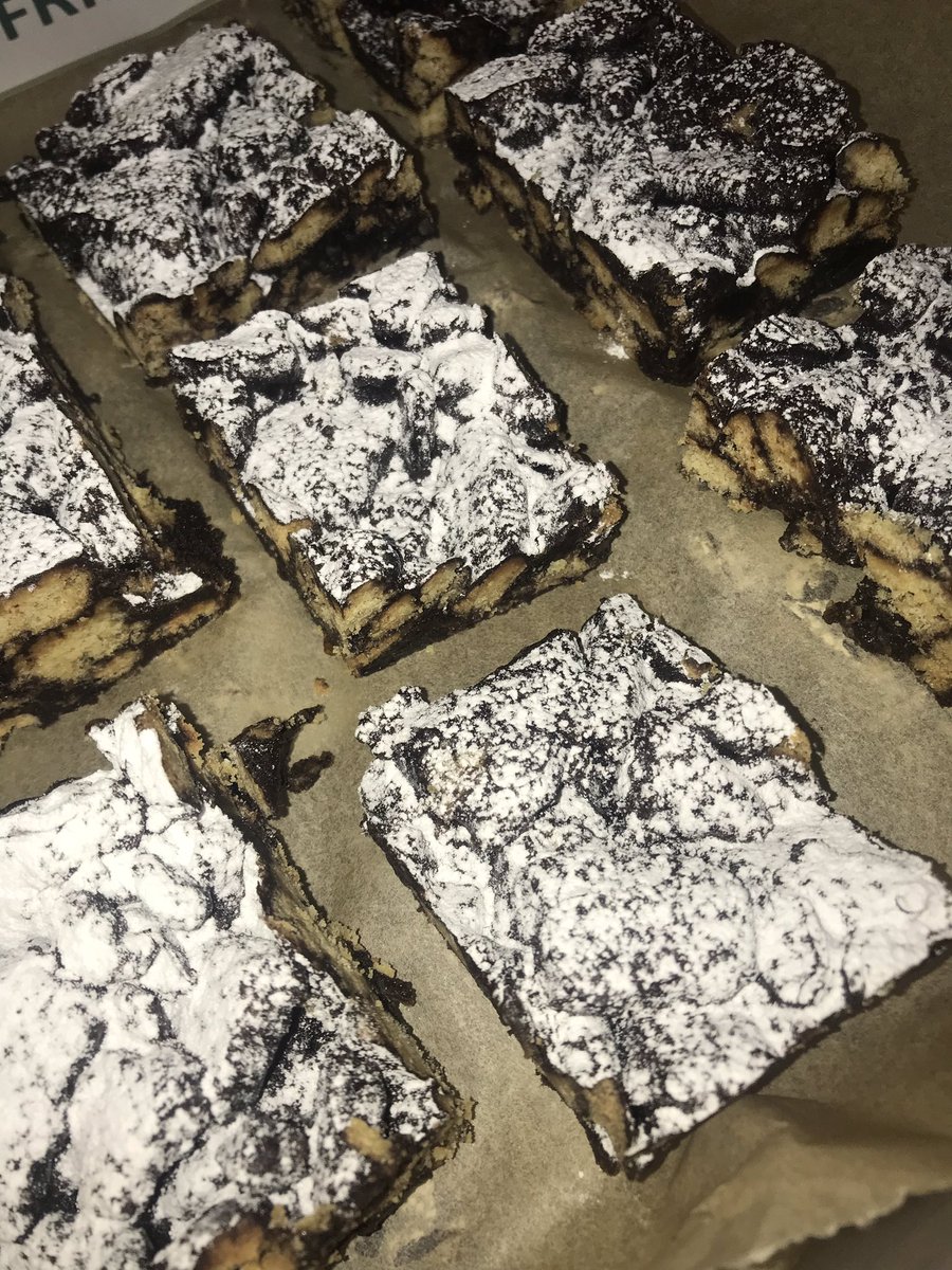 ChapmanVent's tweet photo. We’re all go for today’s #MentalHealthAwareness bake sale to raise money for @mentalhealth 👤🧁😍 #mentalhealthawarenessweek2019 #bakesale #cakes #goteam https://t.co/HHtf0knqqP