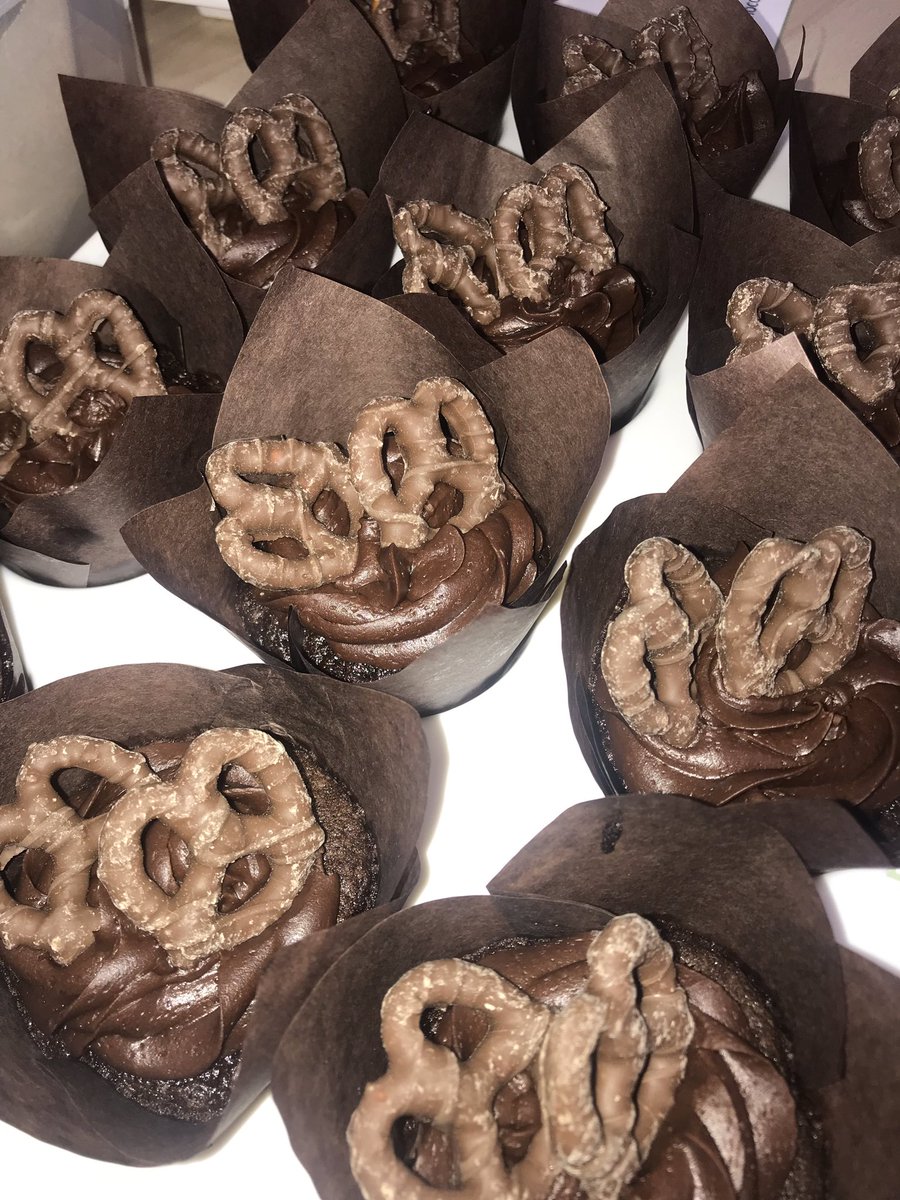 ChapmanVent's tweet photo. We’re all go for today’s #MentalHealthAwareness bake sale to raise money for @mentalhealth 👤🧁😍 #mentalhealthawarenessweek2019 #bakesale #cakes #goteam https://t.co/HHtf0knqqP
