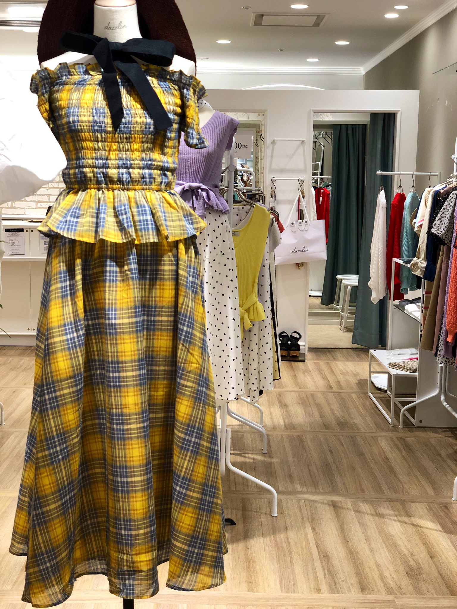 ルミネ横浜 4f ダズリン 人気ファッション誌 Ray と Dazzlin のコラボアイテムがついに登場 可愛さやトレンド感はもちろん 着やすさにもこだわった ブラウスとスカートのセットアップ 今年らしいぺプラムシルエットとスカートでトレンドを抑え