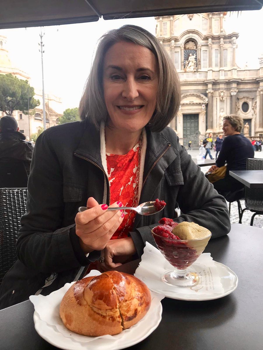 La mia colazione preferita: granita gelsi e pistacchio con brioche 😋🍧 indovinate dove sono! #MeraviglieDelSud
#Catania #Sicilia #cataniabedda
#igerscatania