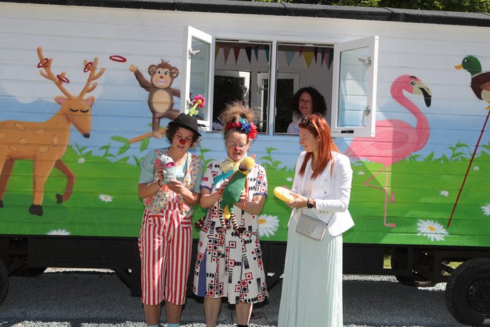 Lierinbeeld's tweet photo. Kiwanis Lier Twee Neten schonken een pipowagen aan het Heilig-Hartziekenhuis van #Lier. 
Deze woonwagen wordt geschonken met als doel een magische, veilige ruimte te creëren waar de kleine patiëntjes  samen met de #zorgclowns de ziekenhuiswerkelijkheid achter zich kunnen laten. https://t.co/HXg724uWxp