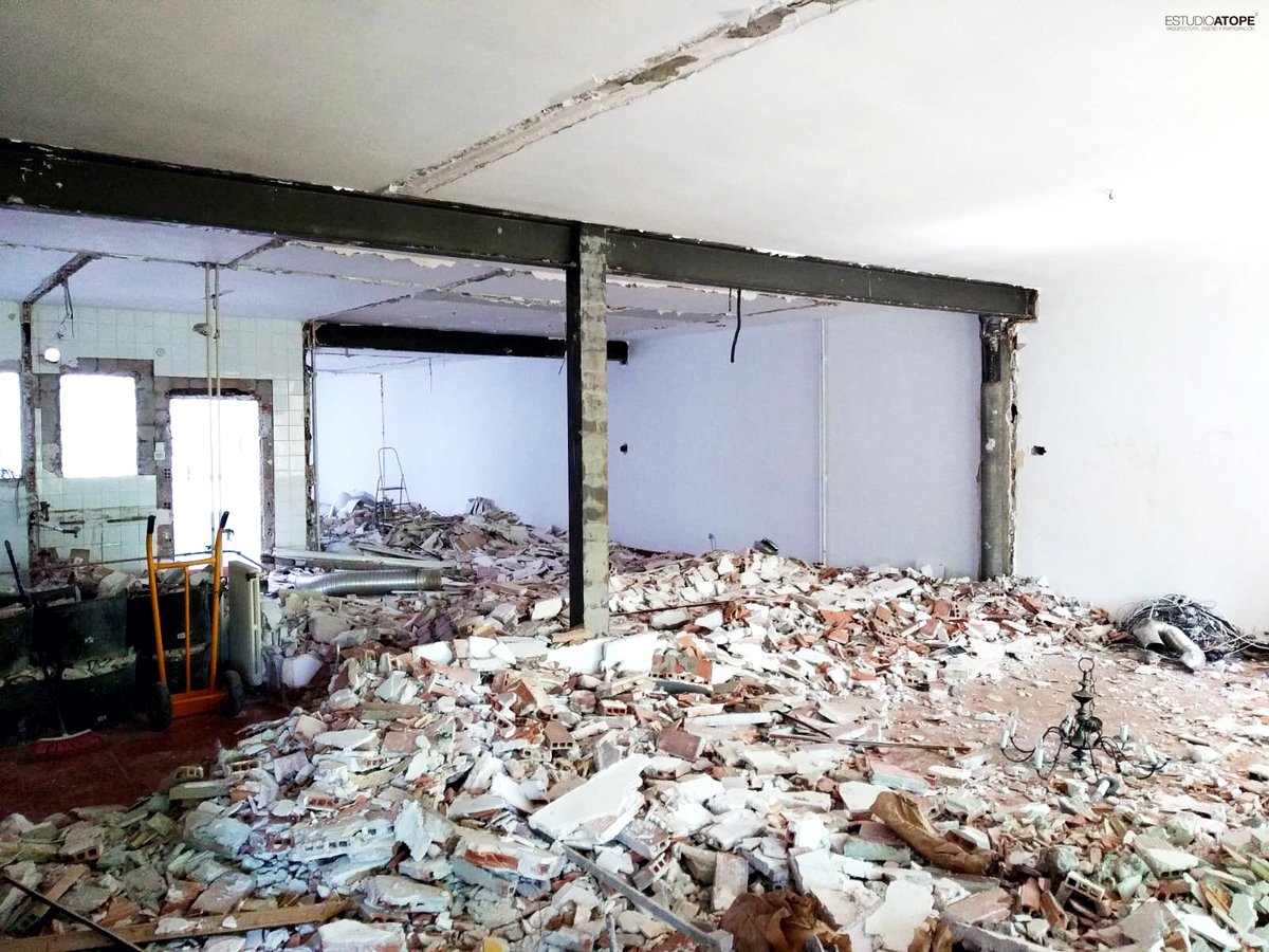 estudioatope's tweet photo. Encontrar descarnados tus muros, vista tu estructura, montantes supervivientes... comenzando con #reforma integral de #vivienda: #casaStar #AM40 #proyectosBonitos #demolición https://t.co/xPAhgrIfna