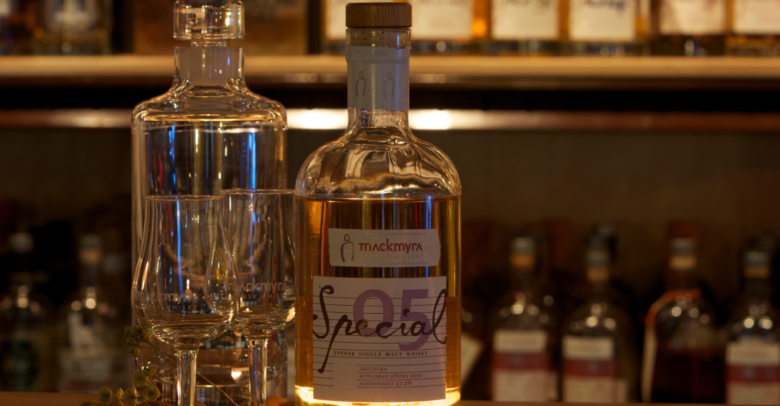 JournalDuGeek's tweet photo. Voici le premier whisky généré par une intelligence artificielle https://t.co/IW8FX176L8 https://t.co/dyBYI3r5kL