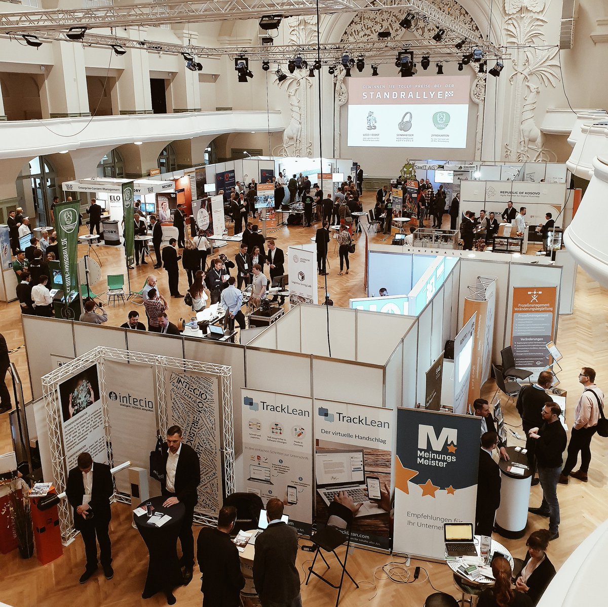 bdmesse's tweet photo. 🌞🎉 Es ist so weit! Die Business Digital ist in vollem Gange😁
Unser Geschäftsführer Dr. André Köhler hat die Veranstaltung eröffnet. Die Keynote kam von Christian Baudis, dem ehemaligen Chef von Google Deutschland 🎈🎊
#bd2019 #digitalwakeup #digitalisierung #digital https://t.co/f33UsC9wM3