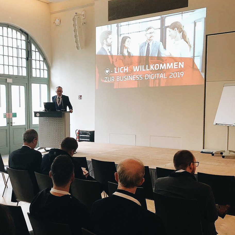 bdmesse's tweet photo. 🌞🎉 Es ist so weit! Die Business Digital ist in vollem Gange😁
Unser Geschäftsführer Dr. André Köhler hat die Veranstaltung eröffnet. Die Keynote kam von Christian Baudis, dem ehemaligen Chef von Google Deutschland 🎈🎊
#bd2019 #digitalwakeup #digitalisierung #digital https://t.co/f33UsC9wM3