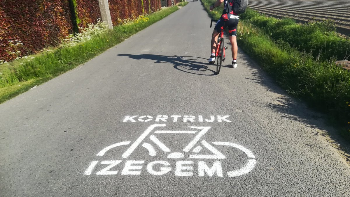 Coopman_Bart's tweet photo. De weg die ik al 5 jaar (ook vanmorgen) neem als #Biketowork, willen @groenkortrijk en @groenizegem als fietssnelweg selecteren. 👍 Waarom wachten? https://t.co/TyhWKQ5DQv