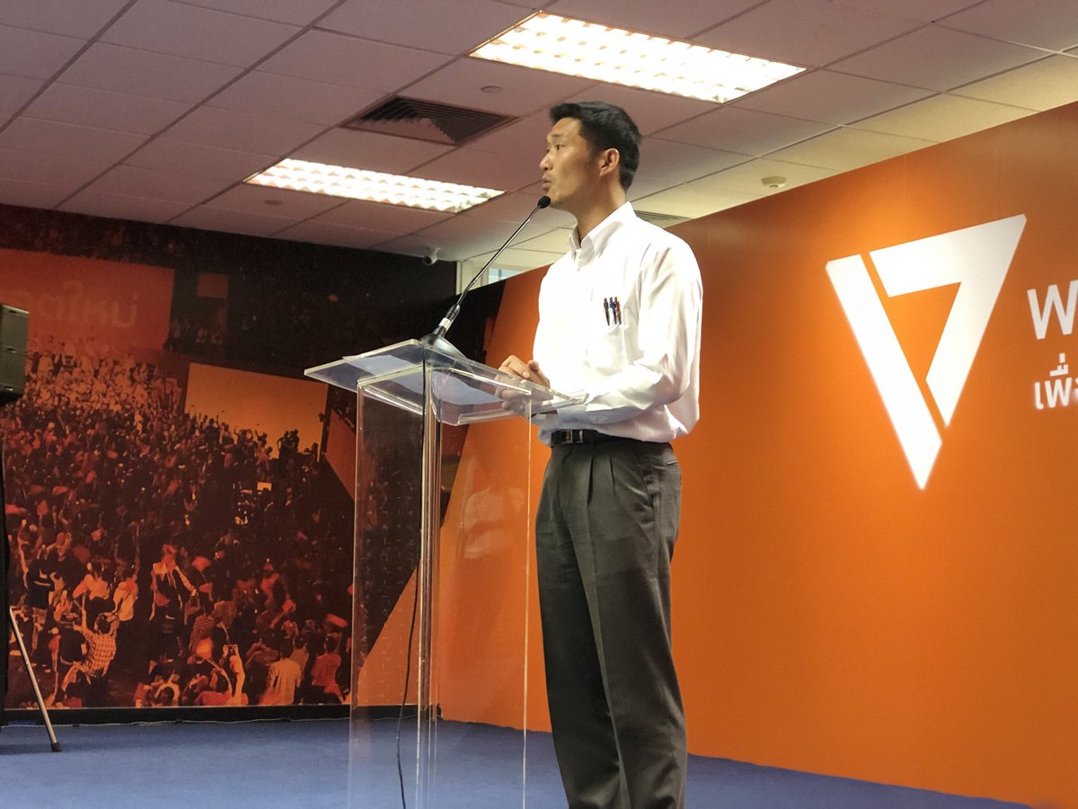 Thanathorn_FWP's tweet image. ภายใต้ภาวะสิ้นหวังของประเทศไทยหลังการเลือกตั้งฝ่ายที่ได้ประโยชน์มากสุดคือ"พรรคพลังประชารัฐ" เมื่อไม่มีใครอาสาเป็นแกนนำในการหยุดยั้งการสืบทอดอำนาจของ คสช.พรรคอนาคตใหม่ขออาสาเป็นแกนนำในการจัดตั้งรัฐบาลด้วยตนเอง ผม"พร้อมเป็นนายกรัฐมนตรี" เพื่อหยุดยั้งการสืบทอดอำนาจของ คสช.